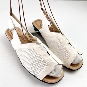 BEACON Stretch-N-Form Women's Cream Sandal Low Heel Sling Back SZ 10M